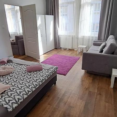 Sweet 16 Apartment In The Party District Budapest Esterno foto