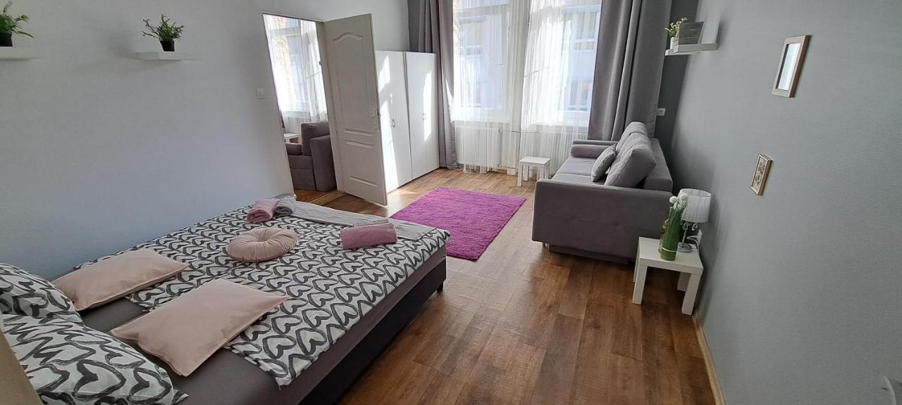 Sweet 16 Apartment In The Party District Budapest Esterno foto